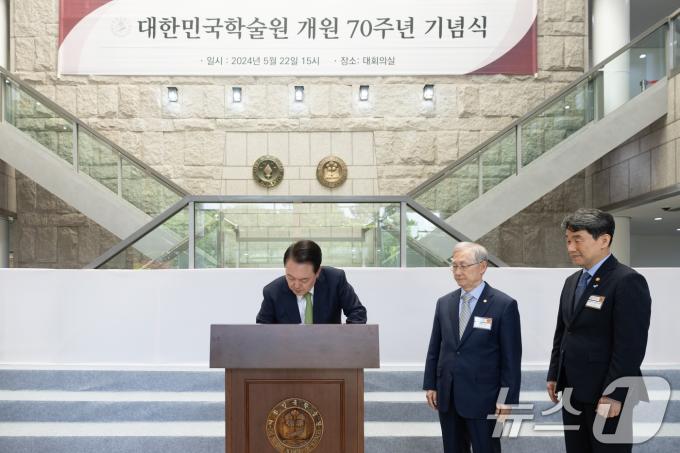 [사진] 방명록 작성하는 윤 대통령