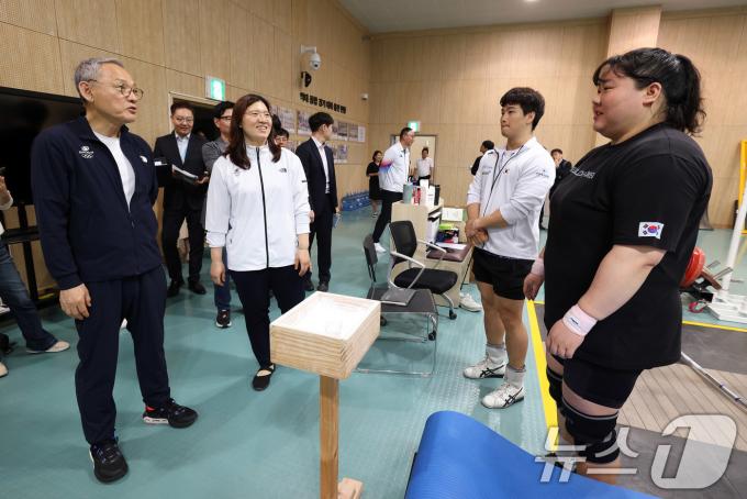 유인촌 문화체육관광부 장관이 22일 2024 파리 올림픽을 앞두고 장미란 제2차관과 함께 충북 진천 국가대표 선수촌을 방문, 훈련 중인 역도 선수들을 격려하고 있다.(문화체육관광부 제공) 2024.5.22/뉴스1
