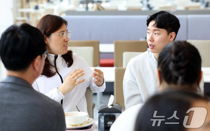장미란 문화체육관광부 제2차관이 22일 2024 파리 올림픽을 앞두고 충북 진천 국가대표 선수촌을 방문, 선수들과 함께 식사를 하고 있다. (문화체육관광부 제공) 2024.5.22/뉴스1