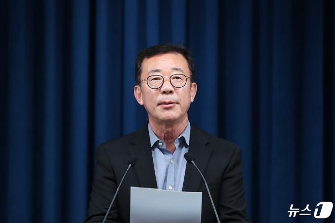 홍철호 대통령실 정무수석이 26일 용산 대통령실에서 윤석열 대통령과 이재명 더불어민주당 대표의 영수회담 3차 실무회동 결과와 관련해 브리핑하고 있다. 윤 대통령과 이 대표는 오는 29일 오후 2시 대통령실에서 차담 회동을 갖는다. 2024.4.26/뉴스1 ⓒ News1 안은나 기자