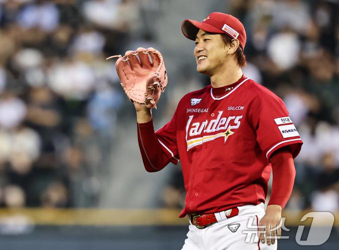 22일 오후 서울 송파구 잠실야구장에서 열린 프로야구 '2024 신한 SOL 뱅크 KBO리그' SSG 랜더스와 두산 베어스의 경기, SSG 선발투수 김광현이 4회말 1사 상황에서 두산 강승호의 타구 처리한 SSG 2루수 최준우에게 고마움을 표시하고 있다. 2024.5.22/뉴스1 ⓒ News1 김도우 기자