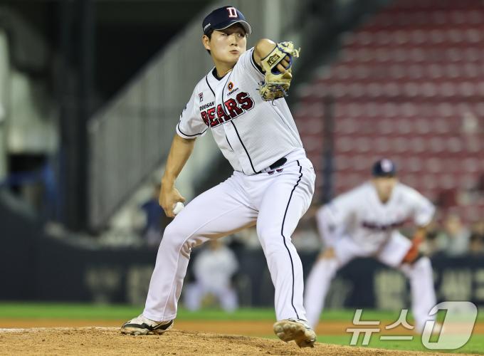 22일 오후 서울 송파구 잠실야구장에서 열린 프로야구 '2024 신한 SOL 뱅크 KBO리그' SSG 랜더스와 두산 베어스의 경기, 8회초 등판한 두산 김택연이 역투하고 있다. 2024.5.22/뉴스1 ⓒ News1 김도우 기자