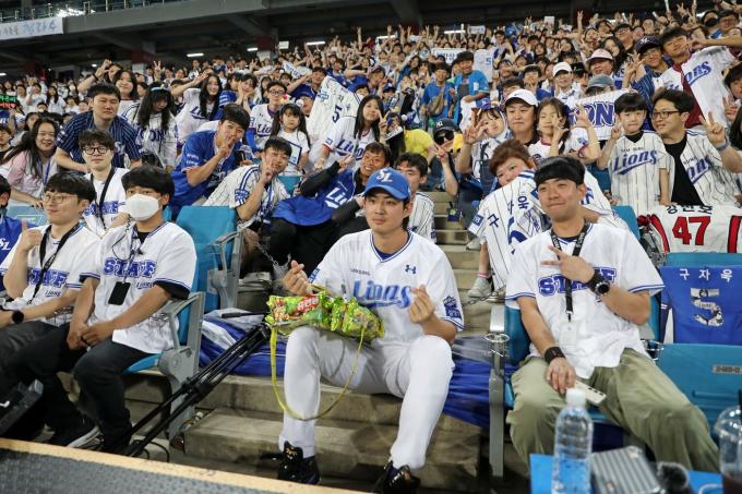 22일 대구 삼성라이온즈파크에서 맹활약한 뒤 팬들과 기념 촬영 중인 구자욱(가운데). (삼성 구단 제공)