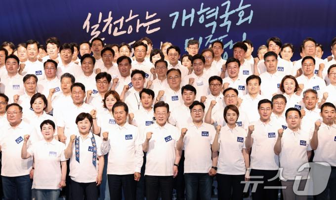 이재명 대표와 박찬대 원내대표 등 더불어민주당 국회의원 당선인들이 22일 오후 충남 예산군 스플라스 리솜에서 열린 제22대 국회 당선인 워크숍에서 기념촬영을 하고 있다. 2024.5.22/뉴스1 ⓒ News1 구윤성 기자