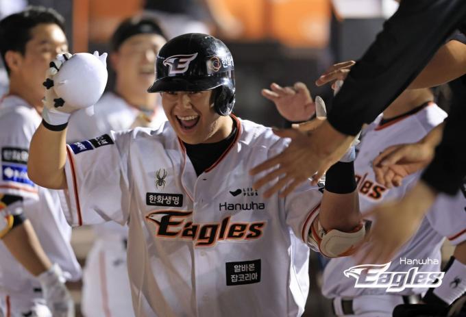 한화 이글스 내야수 노시환이 22일 대전 한화생명이글스파크에서 열린 KBO리그 LG 트윈스전에서 7회말 동점 홈런을 터뜨린 후 동료들의 축하를 받고 있다. (한화 이글스 제공)