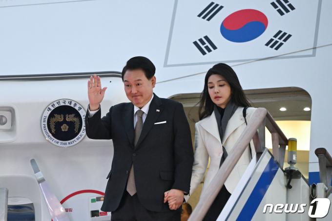 영국·프랑스 순방을 마친 윤석열 대통령이 지난해 11월 26일 오전 경기 성남시 서울공항에 도착해 김건희 여사와 공군 1호기에서 내리며 인사하고 있다. (대통령실 제공) 2023.11.26/뉴스1 ⓒ News1 안은나 기자