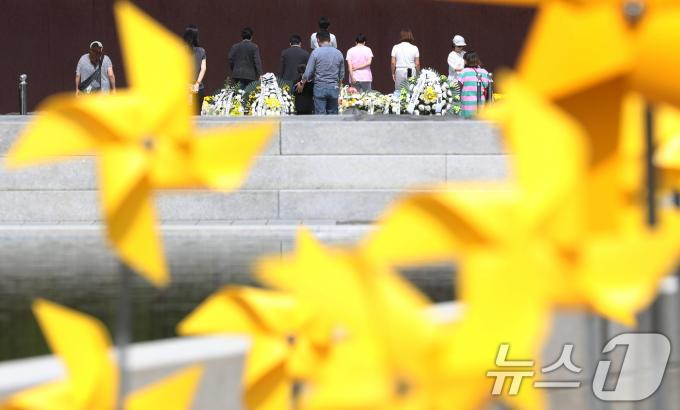 고(故) 노무현 전 대통령 서거 15주기 추도식을 하루 앞둔 22일 오후 경남 김해 봉하마을을 찾은 시민들이 노 전 대통령 묘역을 참배하고 있다. 2024.5.22/뉴스1 ⓒ News1 윤일지 기자