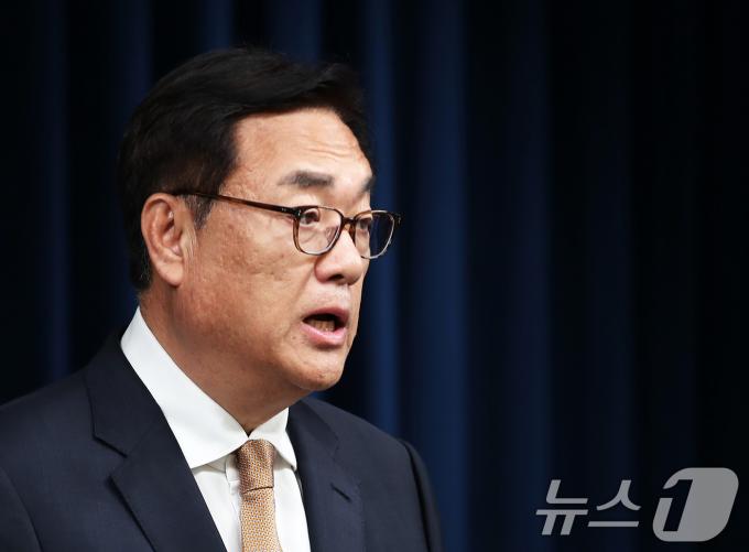 정진석 대통령 비서실장이 21일 용산 대통령실 청사에서 채 상병 사망 사건 외압 의혹 특검법(채상병 특검법) 재의요구권 의결과 관련한 브리핑을 하고 있다. 윤석열 대통령은 이날 채상병 특검범에 대해 취임 후 10번째 거부권을 행사했다. 2024.5.21/뉴스1 ⓒ News1 오대일 기자