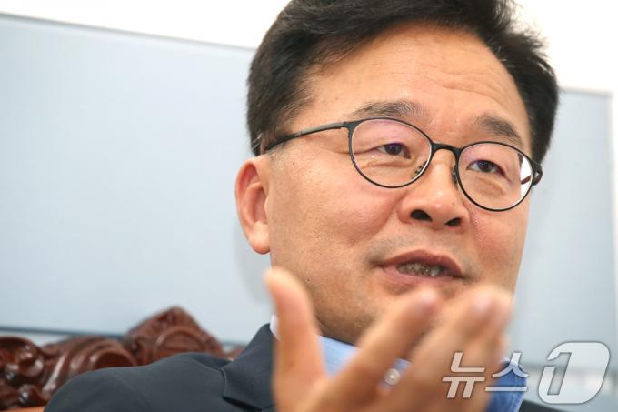 더불어민주당 당대표 정무조정실장인 김우영 당선인이 17일 오후 서울 여의도 국회에서 뉴스1과 인터뷰를 하고 있다. 2024.5.17/뉴스1 ⓒ News1 이광호 기자