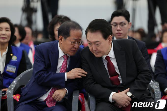 윤석열 대통령이 대구 엑스코에서 열린 2023년 바르게살기운동 전국회원대회에서 홍준표 대구시장과 대화하고 있다. (대통령실 제공) 2023.11.7/뉴스1 ⓒ News1 오대일 기자
