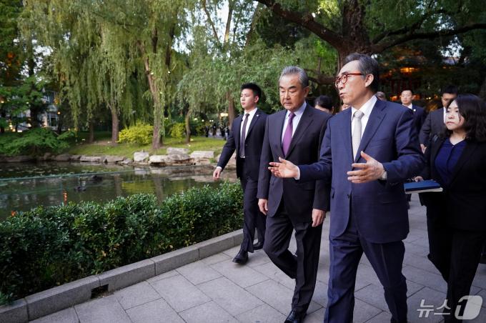 조태열 외교 장관과 왕이 중국 공산당 중앙정치국 위원 겸 외교부장이 한중 외교장관 회담이 열린 13일 중국 베이징 댜오위타이 국빈관에서 산책을 하며 대화를 나누고 있다. (외교부 제공) 2024.5.14/뉴스1 ⓒ News1 김진환 기자