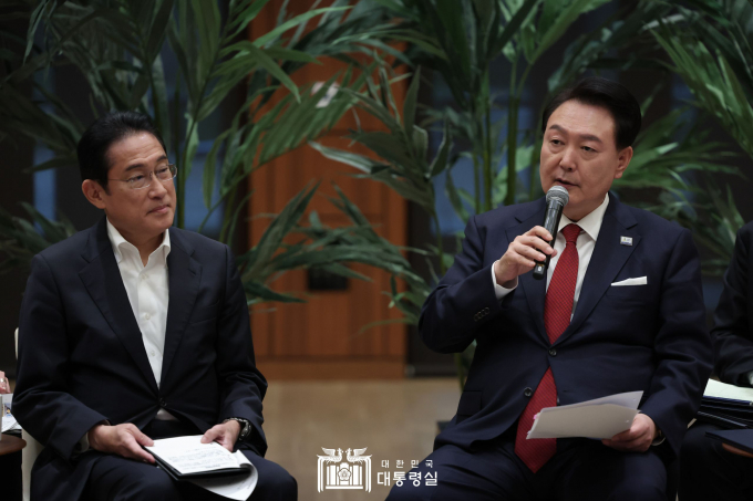 한·중·일이 오는 26~27일 정상회의를 개최한다. 사진은 아시아태평양경제협력체(APEC) 정상회의 참석을 위해 미국을 방문 중인 윤석열 대통령(오른쪽)과 기시다 후미오 일본 총리가 지난해 11월17일(현지시각) 미국 캘리포니아주 스탠퍼드대 후버연구소에서 한·일 스타트업 간담회를 하는 모습. /사진=뉴스1(대통령실 홈페이지) 