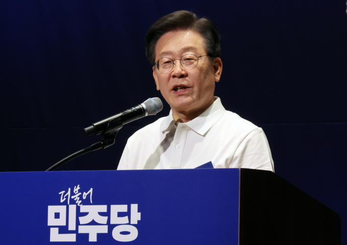 이재명 더불어민주당 대표가 23일 고(故) 노무현 전 대통령 서거 15주기를 맞아 "노무현 정신으로 함께 하겠다"고 밝혔다. 사진은 이 대표가 지난 22일 충남 예산군 스플라스 리솜에서 열린 제22대 국회의원 당선인 워크숍에서 발언하는 모습. /사진=뉴시스