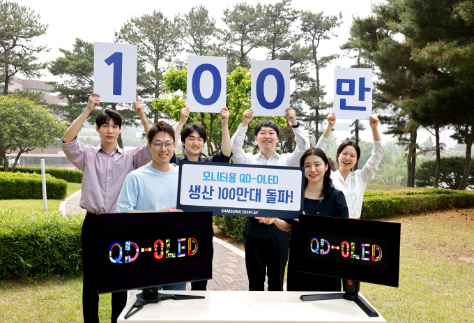 삼성디스플레이 대형사업부 직원들이 모니터용 QD-OLED 백만대 출하를 기념해 사진촬영을 하고 있다.  / 사진=삼성디스플레이