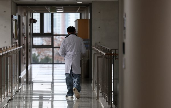 금융감독원은 23일 '상해·질병보험 주요 민원사례로 알아보는 소비자 유의사항'을 통해 암 후유증 완화 등 질병의 치료를 직접 목적으로 하지 않는 경우에는 입원비 보험금이 지급되지 않을 수 있다고 안내했다./사진=뉴스1
