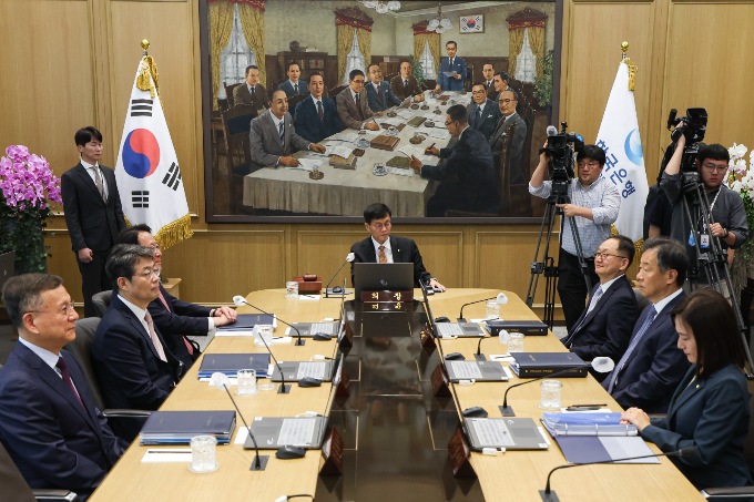 이창용 한국은행 총재가 23일 서울 중구 한국은행에서 열린 금융통화위원회를 주재하고 있다./사진=뉴스1