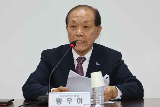 황우여 국민의힘 비상대책위원장이 23일 고(故) 노무현 전 대통령 서거 15주기를 추모했다. 사진은 황 위원장이 23일 서울 여의도 국민의힘 당사에서 열린 비상대책위원회의에서 발언하는 모습. /사진=뉴시스