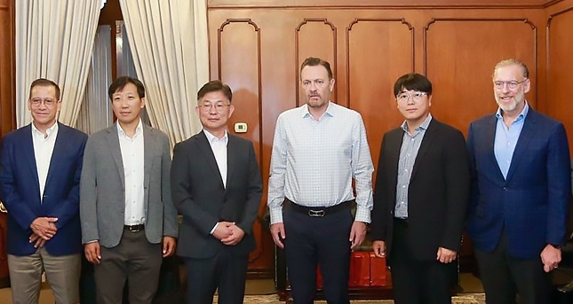 21일(현지시간) 멕시코 케레타로주 주지사 사무실에서 열린 공장 건설 관련 협의 후 참석자들이 기념촬영을 하고 있다. / 사진=LS전선