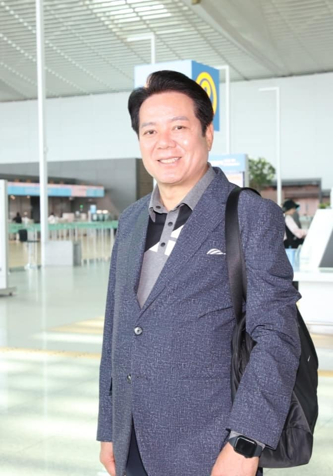  최대호 안양시장이 23일 관계 공무원 7명과 오는 31일까지 7박9일 일정으로 유럽 출장에 앞서 포즈를 취하고 있다. / 사진제공=최대호 시장 SNS 참조