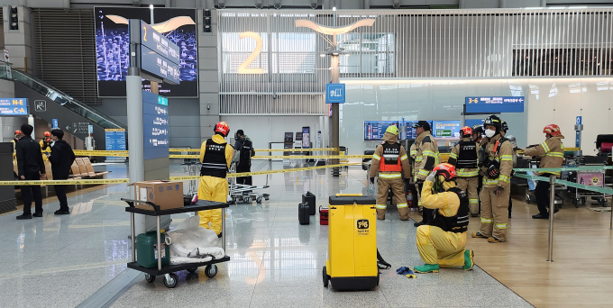 23일 인천국제공항에서 출국을 앞둔 여성 승객의 가방에서 신경작용제로 보이는 물질이 발견됐다. 사진은 인천소방 119화학대응센터 대원들이 인천국제공항 제1터미널에서 발견된 신경작용제를 처리하는 모습. /사진=뉴스1(인천공항공사)