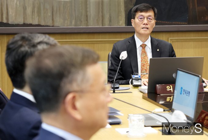 [머니S포토] 불안한 물가 등… 한은, 기준금리 11차례 동결