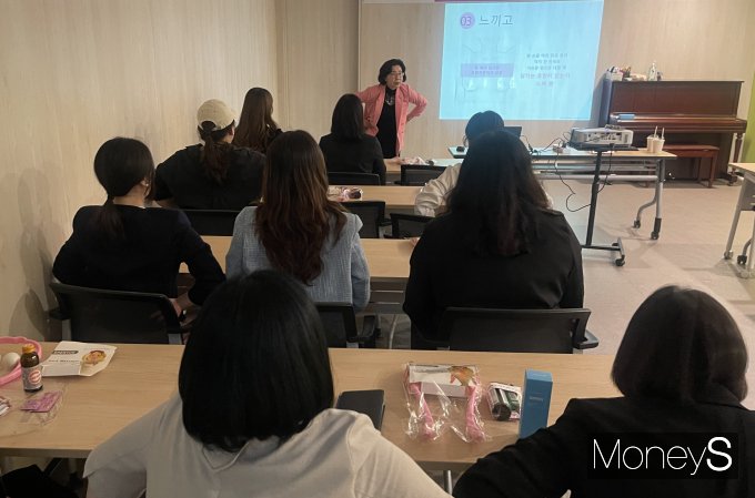 유방건강재단 관계자가 롯데백화점 광주점 여성 직원들을 대상으로 유방암 예방을 위한 강의를 진행하고 있다/사진=롯데백화점 홍보 3팀 제공.