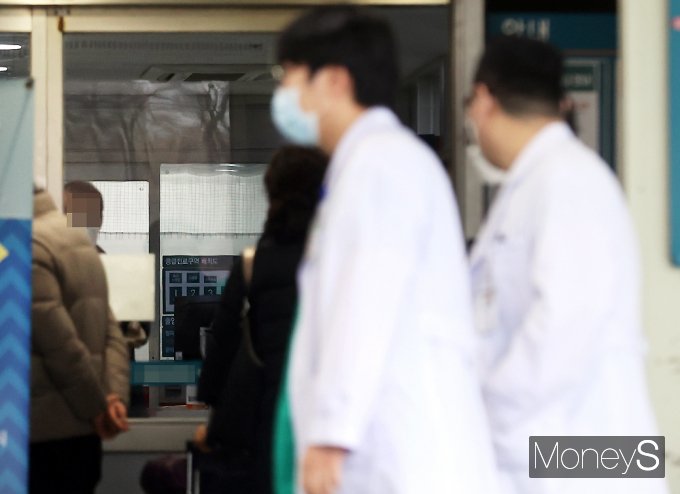 의대 증원에 반발해 수련병원을 떠난 전공의 다수가 생활고를 호소하고 있는 것으로 나타났다. 정부는 사직 전공의에게 진료유지명령를 내리면서 다른 의료기관에 취업하면 형사처벌하겠다고 밝혔다. 서울의 한 대학병원에서 전공의들이 지나가고 있다. /사진=임한별 기자