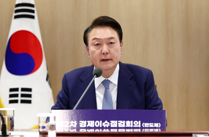 윤석열 대통령이 23일 제2차 경제이슈점검회의에서 "경쟁국에 뒤처지지 않는 반도체 지원을 펼쳐서 국가가 확실하게 뒷받침해야 한다"고 말했다. 사진은 윤 대통령이 23일 서울 용산 대통령실 청사에서 열린 제2차 경제이슈점검회의에서 발언하는 모습. /사진=뉴시스