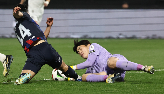 프로축구 K리그1 소속 FC서울이 소속팀 골키퍼 백종범에게 내려진 프로축구연맹의 제재에 대해 재심 청구를 하지 않기로 결정했다. 사진은 올시즌 백종범(오른쪽)의 경기 장면. /사진=뉴시스 