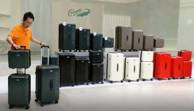 현대홈쇼핑에서 크로커다일 캐리어 여행용 9종세트를 판매하고 있다. /사진=모아그린상회