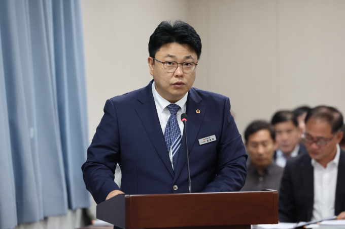 김호진 도의원이 지난 13일 소관 상임위인 경제관광문화위원회 회의에서 조례안에 대한 제안설명을 하고 있다./전남도의회