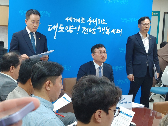  명창환 도 행정부지사(사진 가운데)가 23일  '국립의대 신설 정부 추천을 위한 용역' 착수 기자회견에서 용역 추진 방식 등에 설명하고 있다./홍기철기자