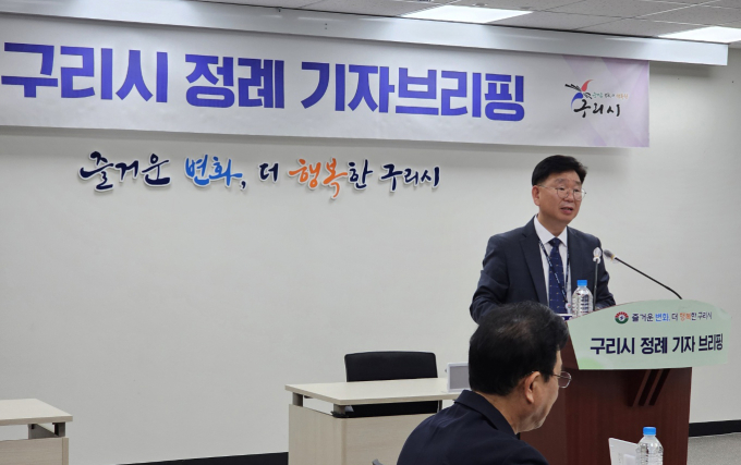 임재춘 구리시 소통협력관이 23일 정례 기자브리핑에서 경제재정국 소관업무에 대해 브리핑을 하고 있다. /사진=이건구 기자