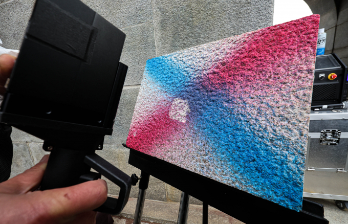 '경복궁 담벼락 낙서 테러'를 사주한 것으로 알려진 '이팀장'이 경찰의 추적 끝에 검거됐다. 사진은 지난 1월 '이태종 국립문화재연구원 학예연구사가 경복궁 영추문에서 낙서 제거 작업을 시연하는 모습. /사진=뉴스1 