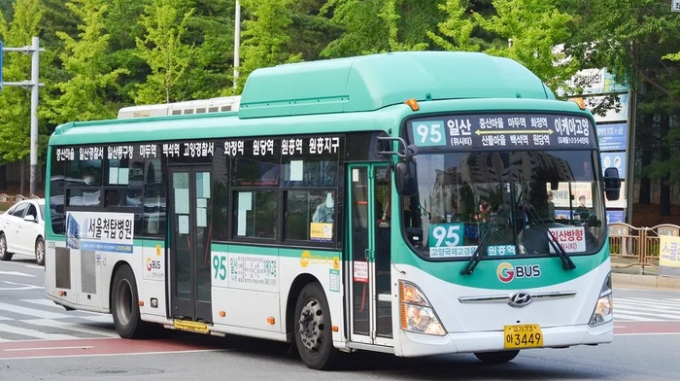 고양시민도 이르면 11월부터 혜택을 받을 수 있을 전망이다. 사진은 고양시내를 운행 중인 버스. / 사진제공=고양특례시