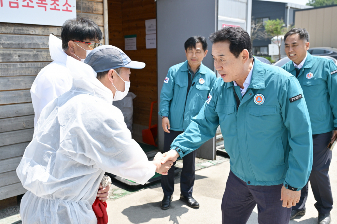 백영현 시장이 23일 축산 관련 차량의 이동이 가장 많은 신북면 거점 초소를 방문해 방역 사항을 직접 점검하고 철저한 방역을 당부하며 관계자들을 격려하고 있다. /사진제공=포천시