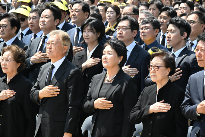문재인 전 대통령이 23일 이재명 더불어민주당 대표, 조국 조국혁신당 대표를 만났다. 사진은 23일 경남 김해 봉하마을에서 열린 고(故) 노무현 전 대통령 서거 15주기 추도식에서 권양숙 여사(맨앞 오른쪽 첫번째), 문재인 전 대통령(맨앞 오른쪽 두번째) 등이 국기에 경례하는 모습. /사진=뉴시스(공동취재) 