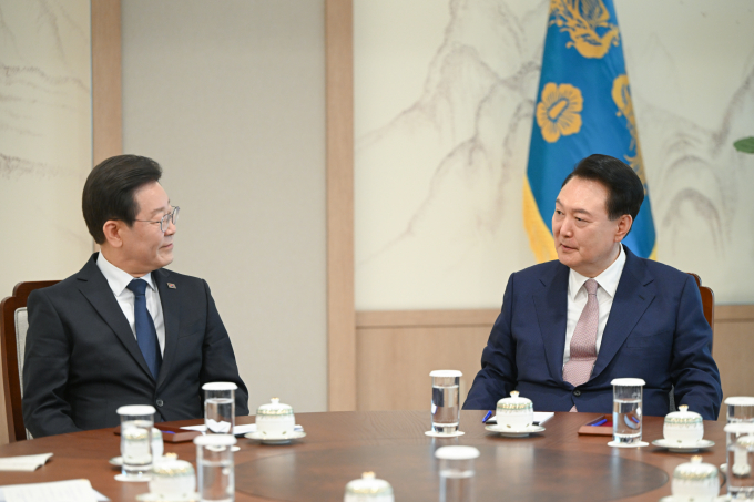 대통령실이 이재명 더불어민주당 대표의 연금개혁 논의를 위한 영수회담 제안에 대해 당황스러움을 표했다. 사진은 윤석열 대통령(오른쪽)이 지난달 29일 서울 용산 대통령실 집무실에서 이 대표와 영수회담을 하는 모습. /사진=뉴시스(대통령실 제공)