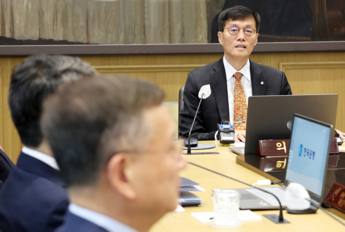 한국은행 금융통화위원회 정례회의가 지난 23일 서울 중구 남대문로 한국은행에서 진행된 가운데 이창용 한은 총재가 회의를 주재하고 있다.  이날 금통위는 기준금리를 3.50%로 11차례 연속 동결했다. 지난해 1월 기준금리를 3.25%에서 3.5%로 인상한 뒤 2월부터 4월, 5월, 7월, 8월, 10월, 11월, 그리고 올해 1~2월과 4월에 이은 11회 연속 동결이다. /사진=임한별(머니S)