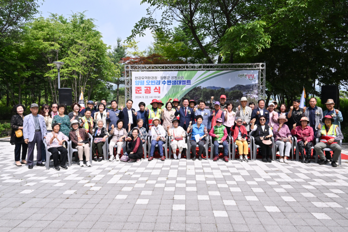 김동구 한강청장과 전진선 양평군수, 윤순옥 군의회의장, 오혜자 군의원 등 관내 기관·단체장과 지역주민 70여 명이 수풀로 오빈리 수변공원 개막식에서 기념 촬영을 하고 있다. /사진제공=양평군