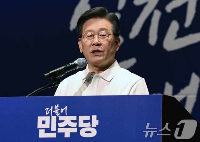 이재명 더불어민주당 대표가 22일 오후 충남 예산군 스플라스 리솜에서 열린 제22대 국회의원 당선인 워크숍에서 인사말을 하고 있다. 2024.5.22/뉴스1 ⓒ News1 구윤성 기자