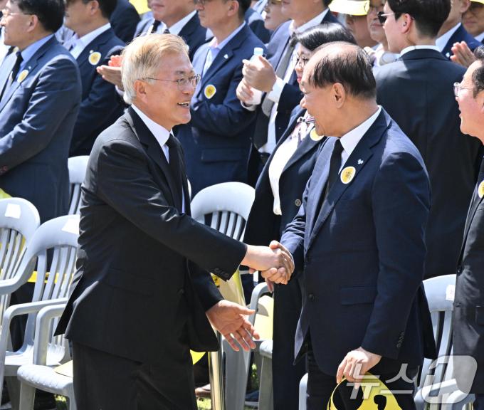 문재인 전 대통령과 황우여 국민의힘 비상대책위원장이 23일 오후 경남 김해시 봉하마을에서 열린 고 노무현 전 대통령 서거 15주기 추도식에서 악수를 나누고 있다. (공동취재) 2023.5.23/뉴스1 ⓒ News1 구윤성 기자