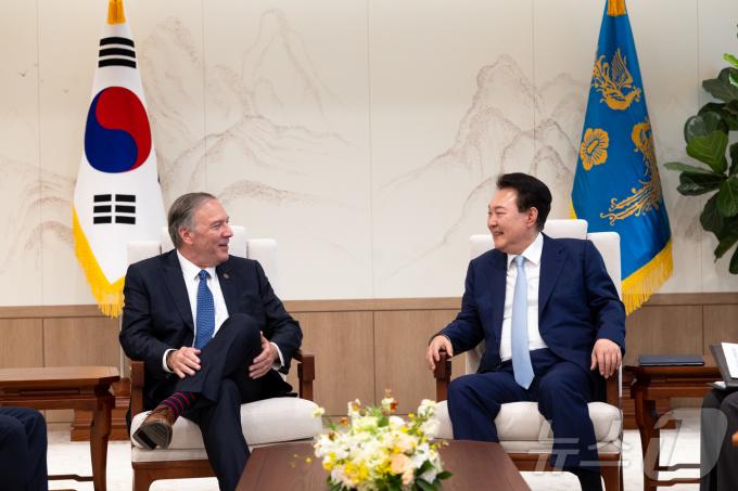 [사진] 폼페이오 전 미국 국무장관 접견하는 윤 대통령