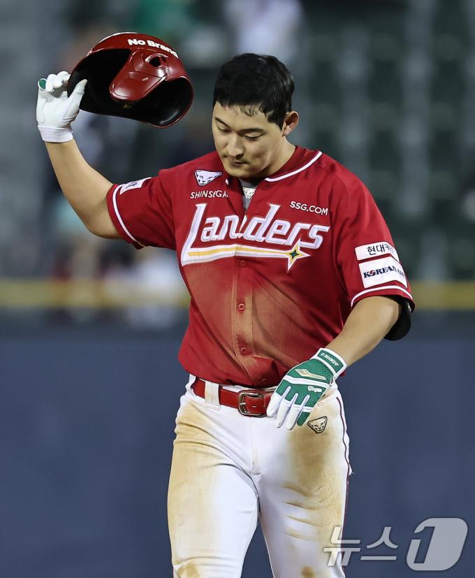 22일 오후 서울 송파구 잠실야구장에서 열린 프로야구 '2024 신한 SOL 뱅크 KBO리그' SSG 랜더스와 두산 베어스의 경기, 6회초 2사 만루상황에서 SSG 한유섬이 중견수 플라이 아웃된 뒤 아쉬워하고 있다. 2024.5.22/뉴스1 ⓒ News1 김도우 기자
