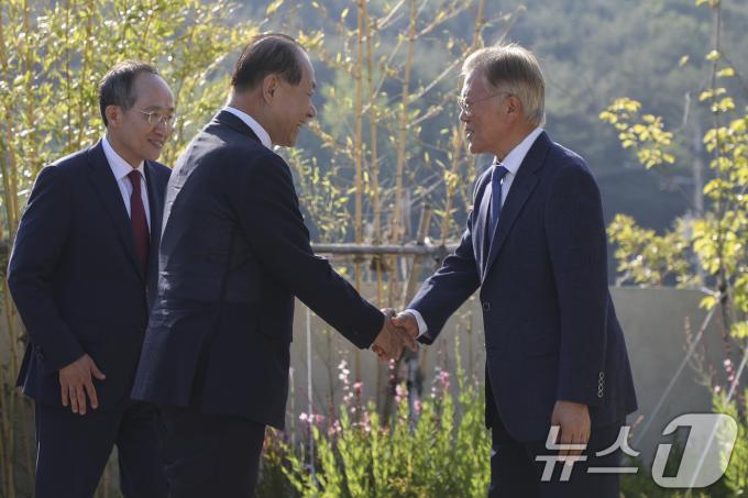 [사진] 문재인 전 대통령과 악수하는 황우여 비대위원장