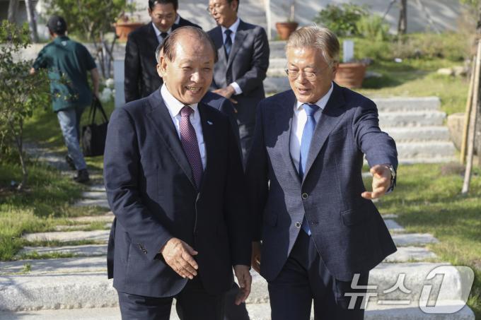 [사진] 황우여 비대위원장, 문재인 전 대통령과 함께