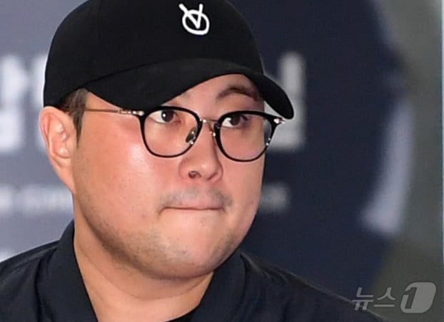 뺑소니 혐의와 음주 운전 의혹을 받는 트로트 가수 김호중이 21일 오후 서울 강남경찰서에서 조사를 마치고 나오고 있다. (공동취재) 2024.5.21/뉴스1 ⓒ News1 김민지 기자