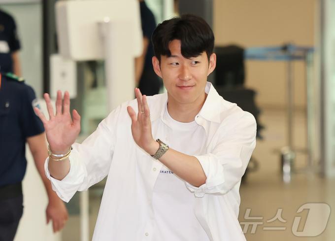 [사진] 밝은 표정으로 귀국하는 손흥민