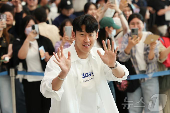 [사진] '캡틴' 손흥민, 팬들 향해 인사