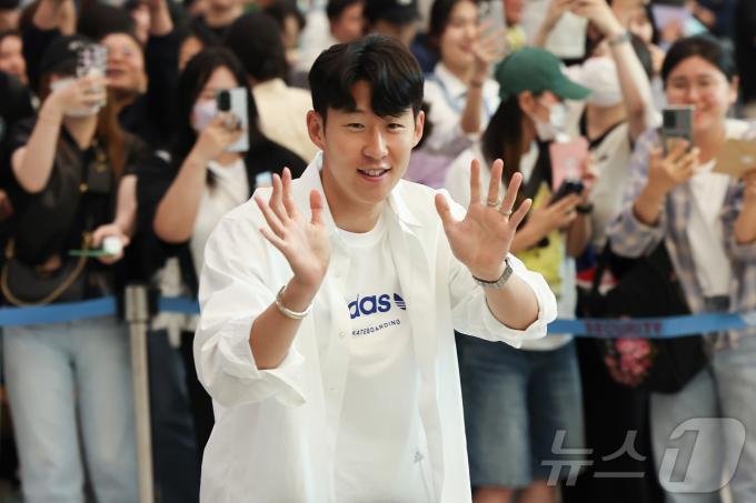 [사진] '캡틴' 손흥민, 팬들 향해 인사